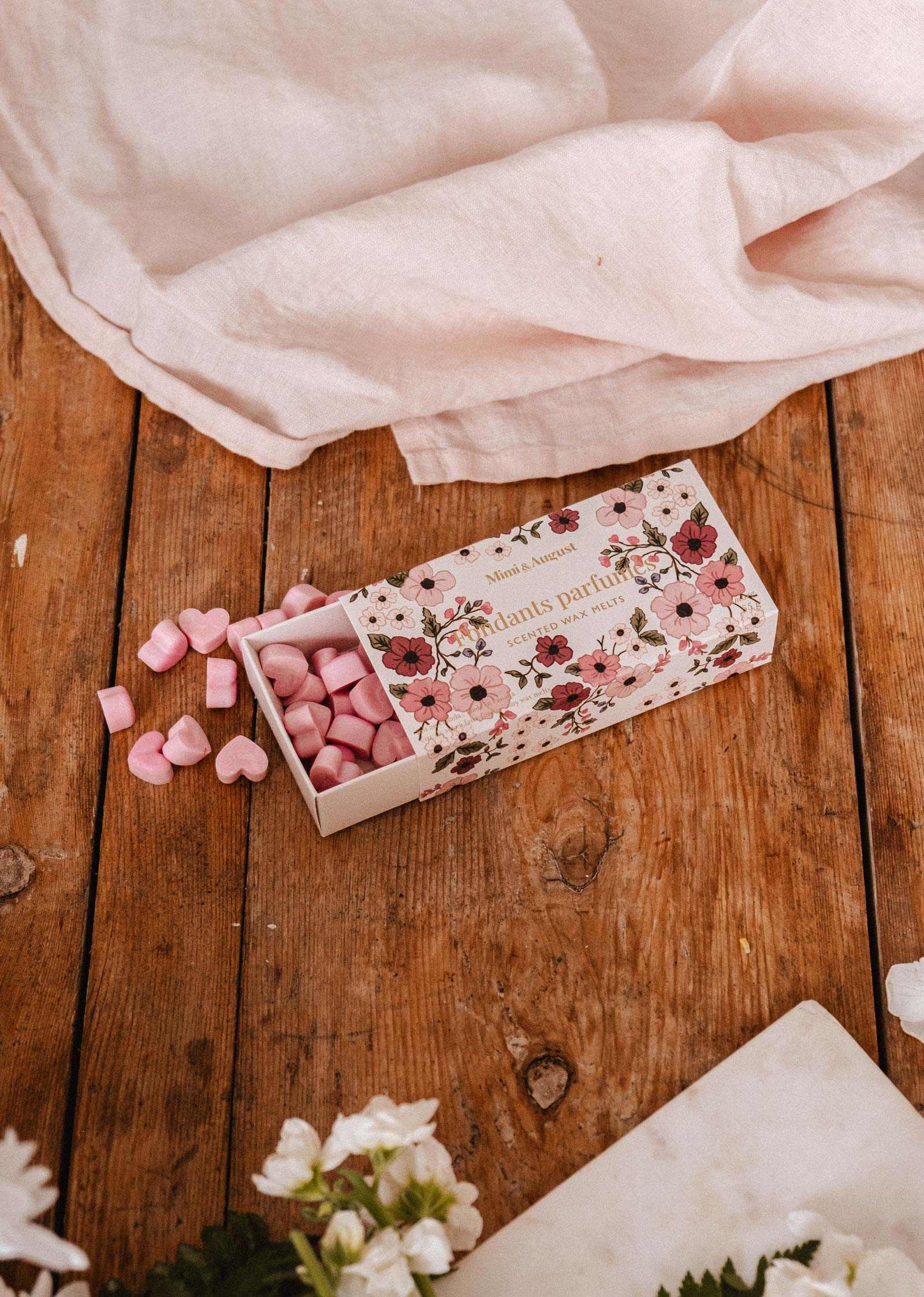 Amore scented wax melts shaped as tiny hearts with white tea, grapefruit, and rose petals fragrance