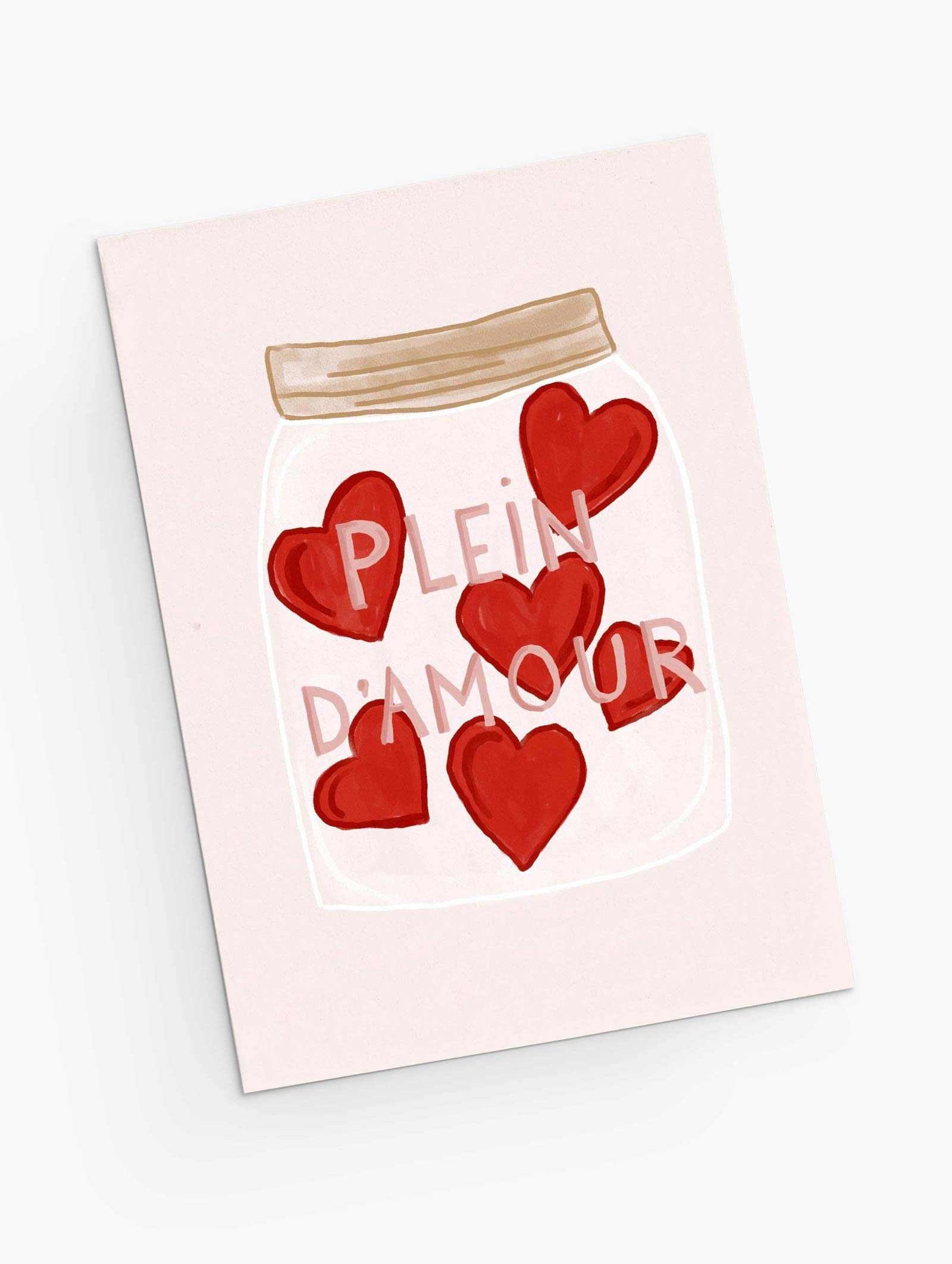 Illustration of a jar with red hearts and "Plein d'amour" text on recycled paper, by Mimi & August, set against a light background.