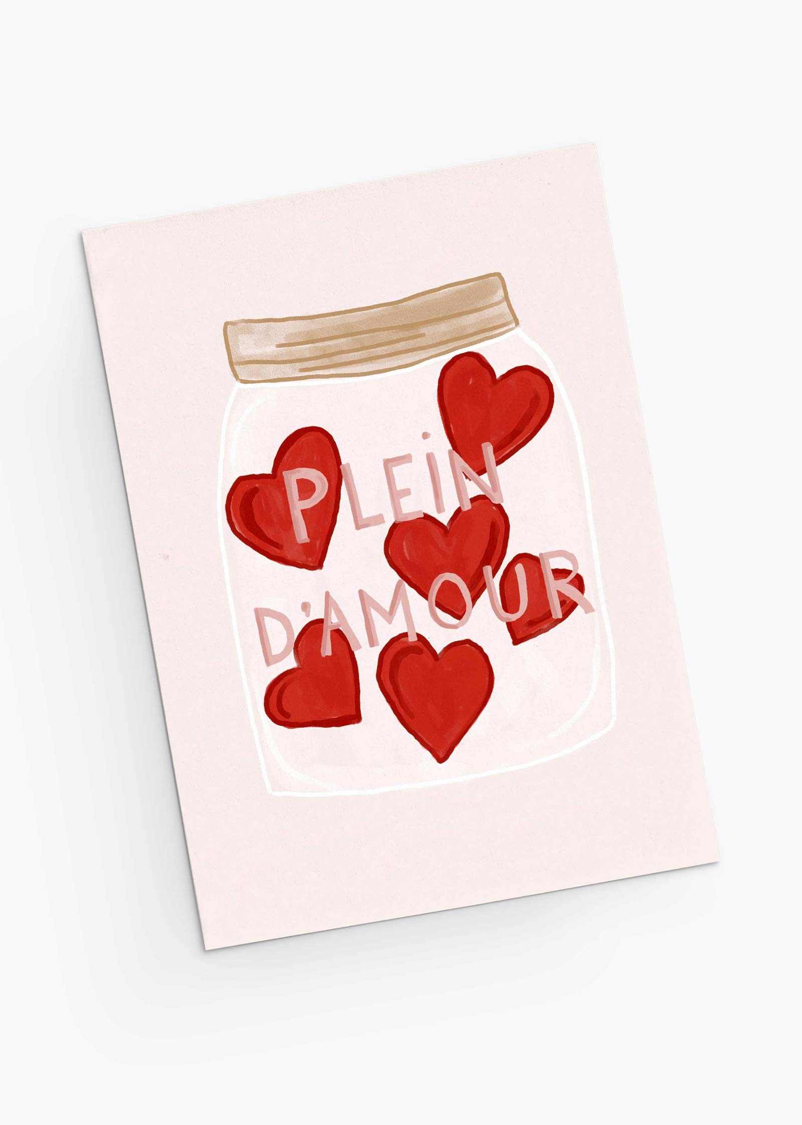 Illustration of a jar with red hearts and "Plein d'amour" text on recycled paper, by Mimi & August, set against a light background.