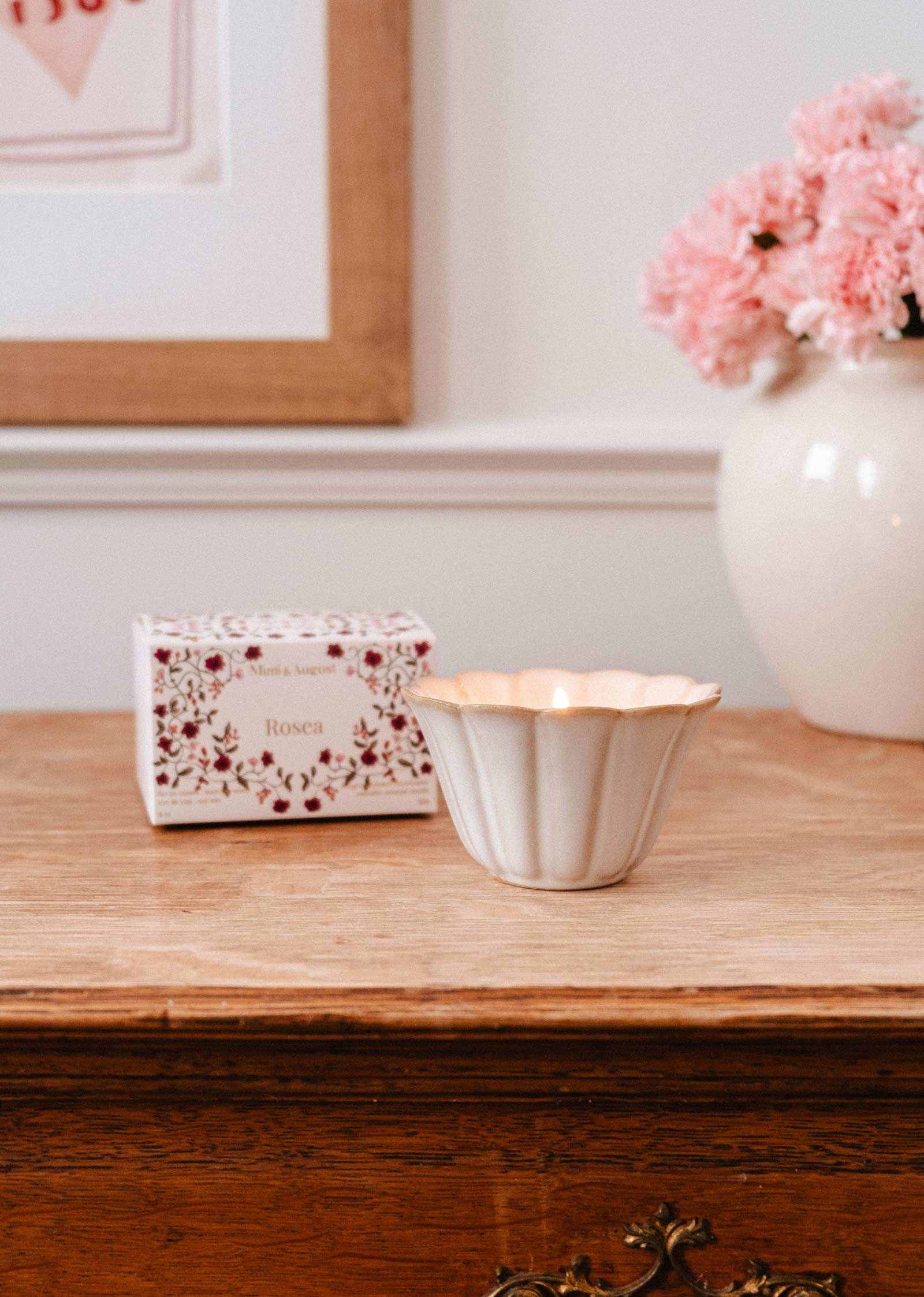 Rosea - Reusable Candle in ceramic jar with tangerine, rose, and orange scent, bright and joyful atmosphere.