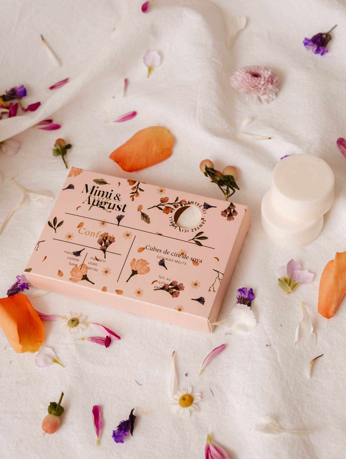 Confetti soy wax melts with fruity mandarin, violet, and berry scent for home fragrance