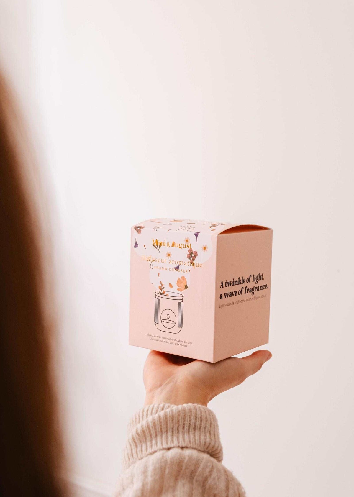 Diffuseur en céramique Lueur avec flamme douce et détails cannelés pour huiles parfumées et fondants de cire.