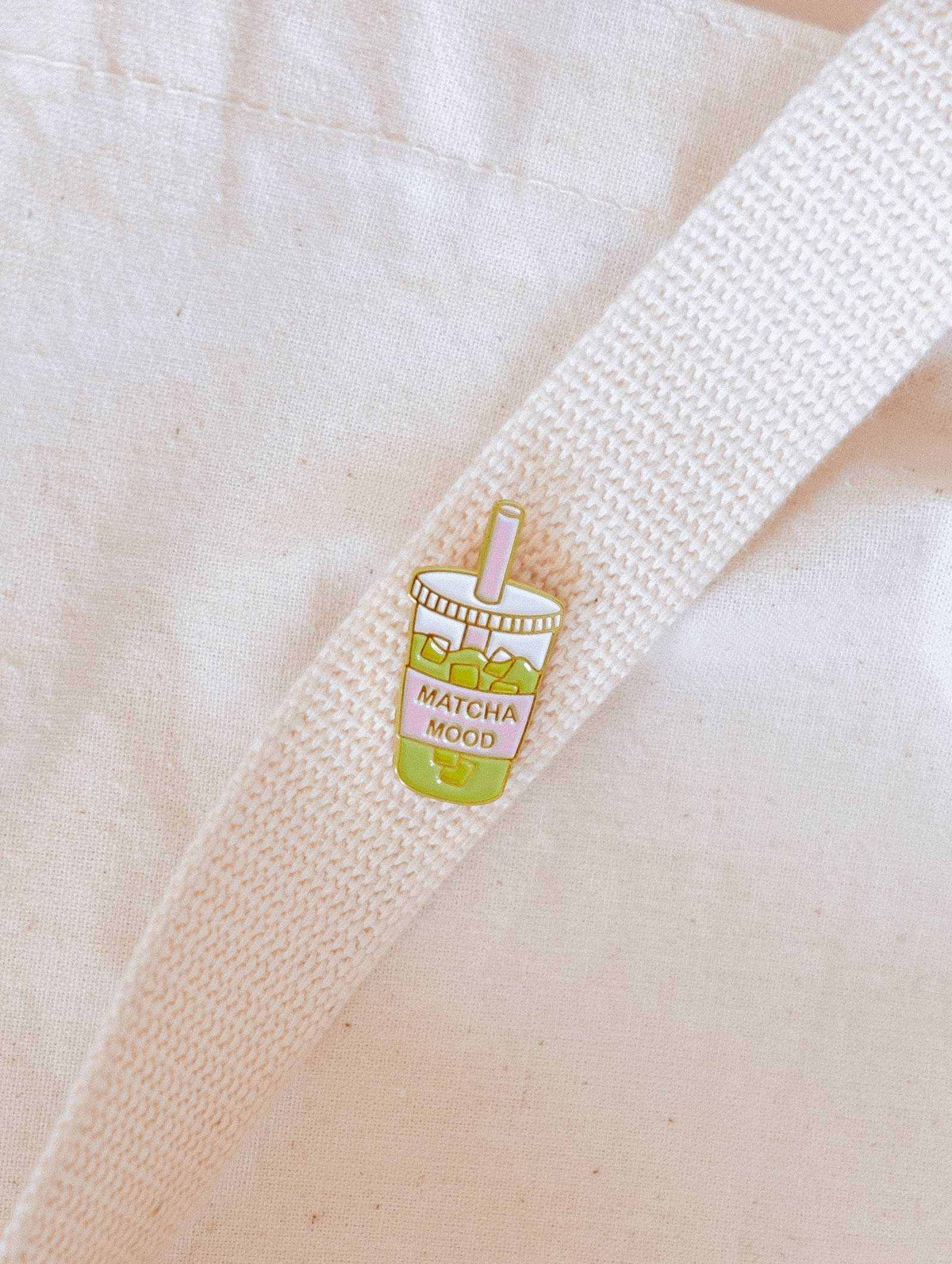 Épinglette Matcha Mood en émail, laiton doré, accessoire pour une ambiance thé vert relaxante.