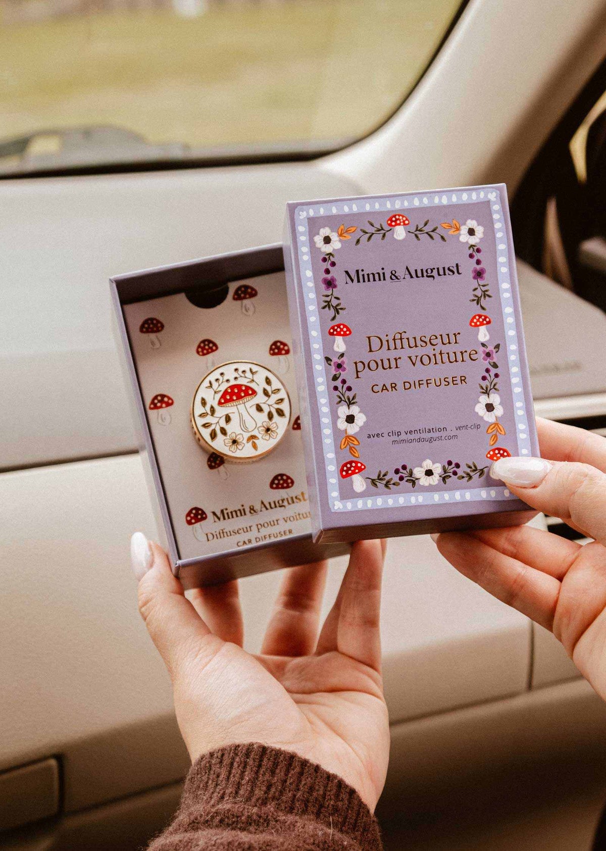 Diffuseur pour voiture Champignon rond en émail crème et doré, orné d’un champignon rouge et de motifs floraux délicats.