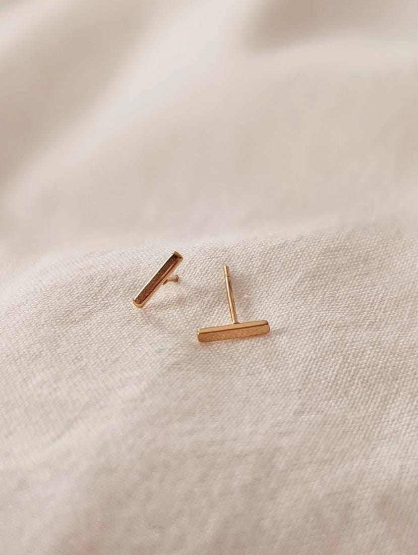 Bar is a beautiful yellow Gold Earring by Mimi & August