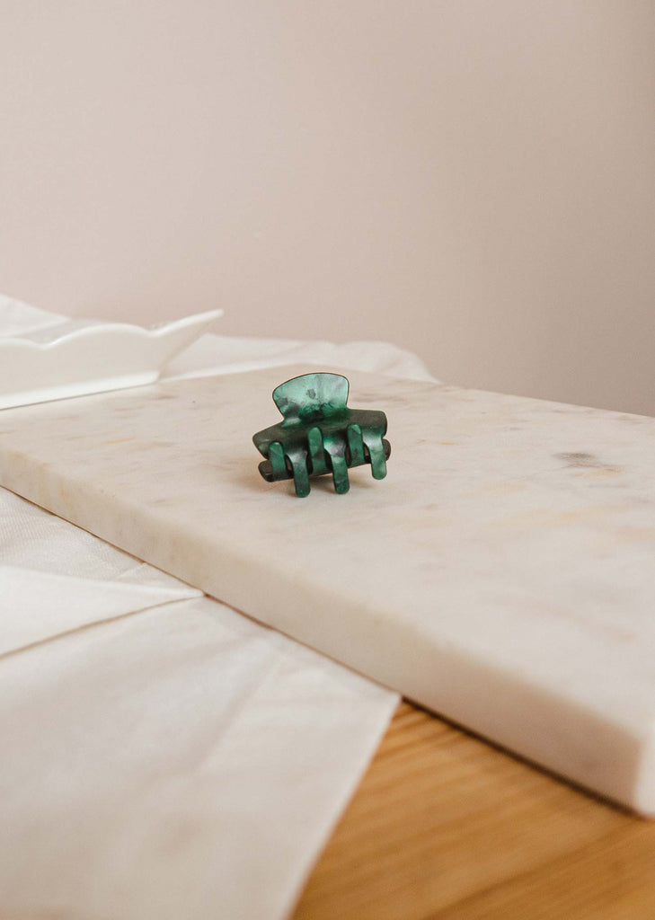 Marble green mini hair clip with wide claws