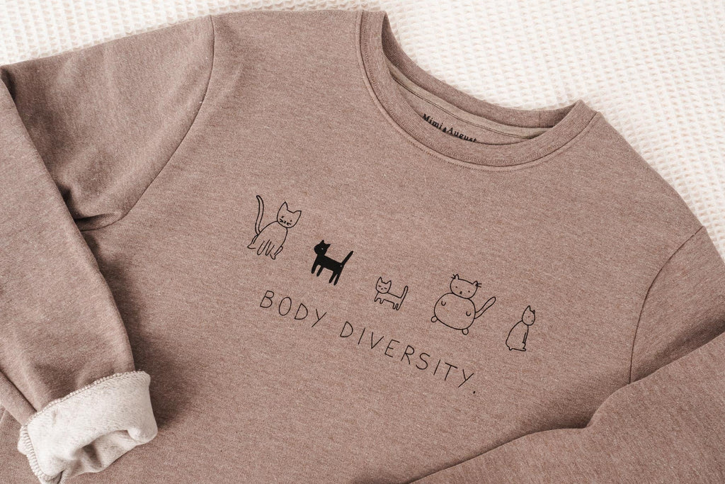 Un sweat-shirt sur lequel sont inscrits les mots "body diversity".