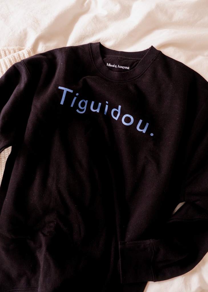 Un confortable sweat-shirt Tiguidou noir avec le mot tigidou dessus par Mimi & August.
