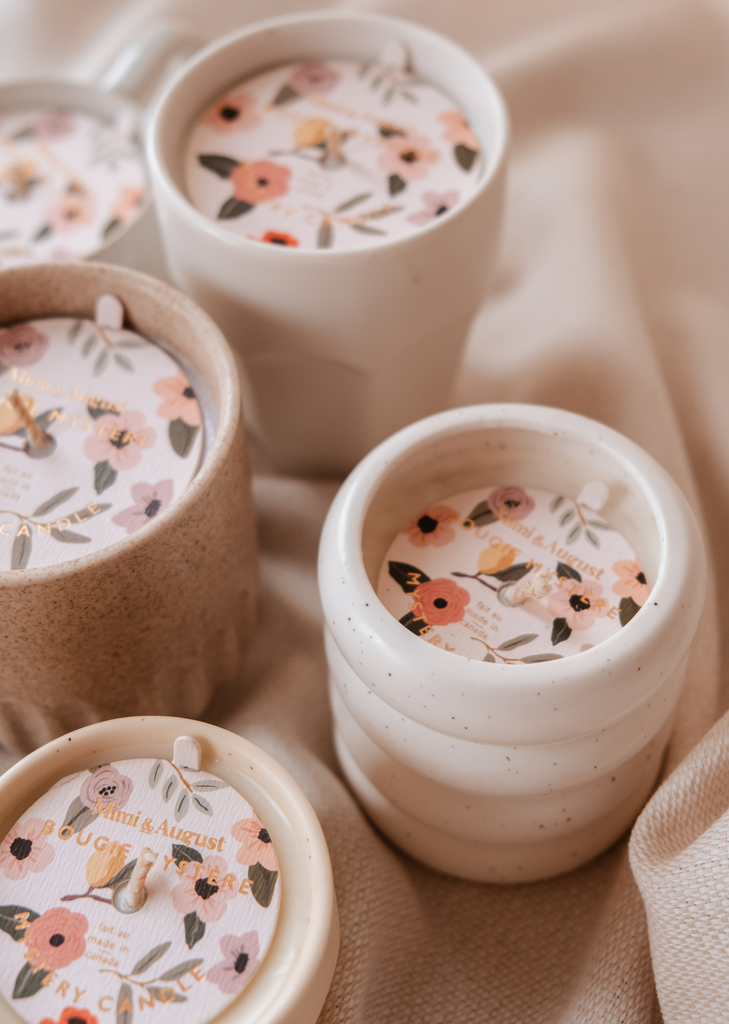 Un ensemble de mugs en céramique Mystery Candle avec des motifs floraux enchanteurs de Mimi & August. Quantité limitée.