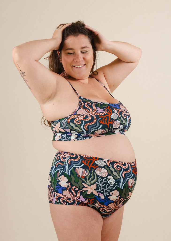 A woman in a Bermudes Oceana Extra High Waist Bikini Bottom and bikini top posing for a picture.