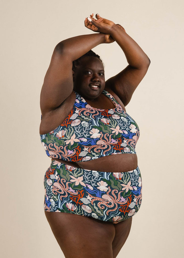 Une femme vêtue d'un bas de bikini Bermudes Oceana mimi et august, posant pour une photo.