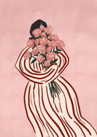 Le "Bouquet of Flowers Art Print" de Mimi & August présente une personne illustrée à la main dans une tenue rayée tenant des roses roses sur un fond rose mat.