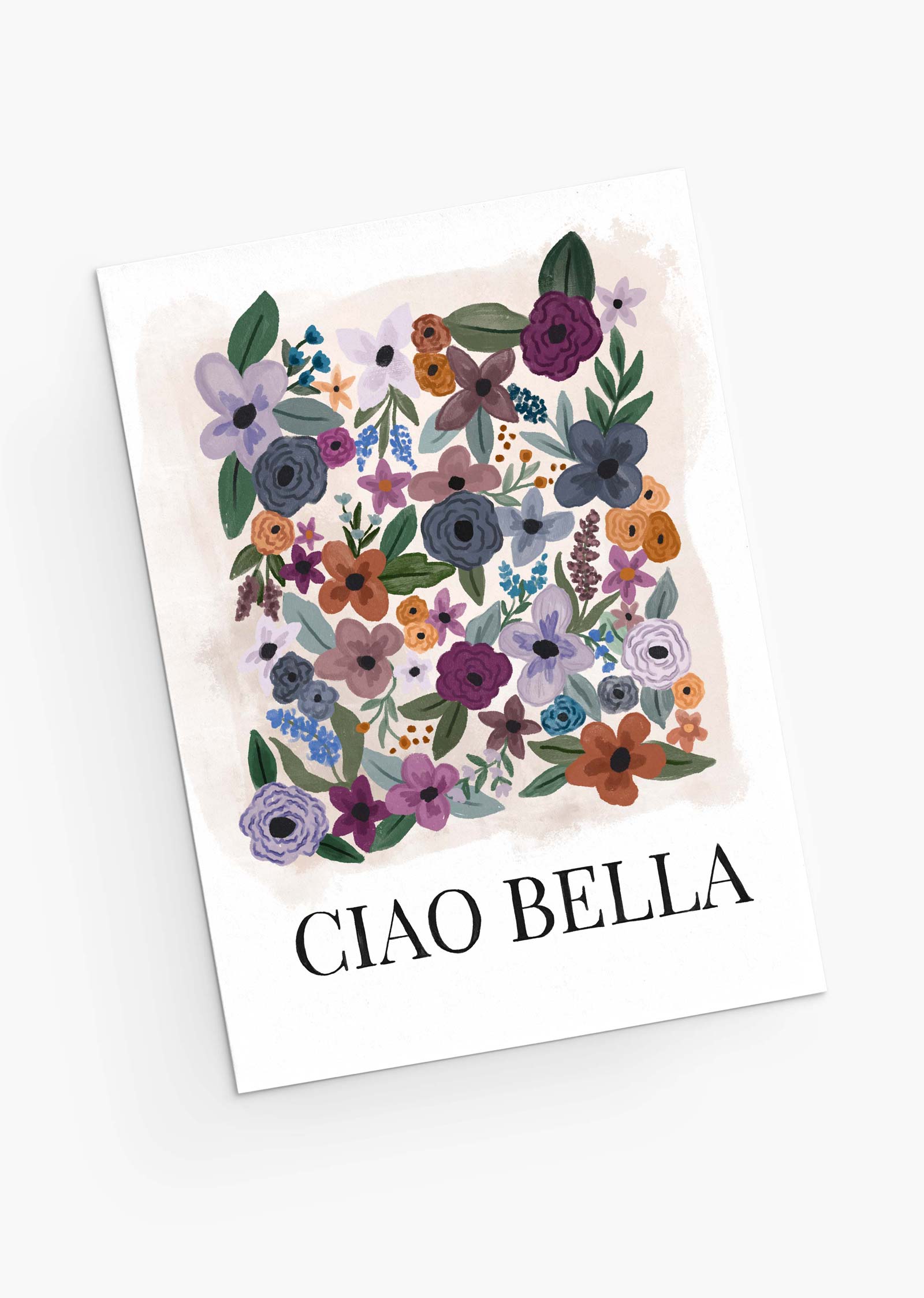 Une carte de vœux Mimi & August Ciao Bella affiche élégamment "CIAO BELLA" sous des fleurs vibrantes sur un fond blanc, réalisée sur un papier cartonné de qualité supérieure.