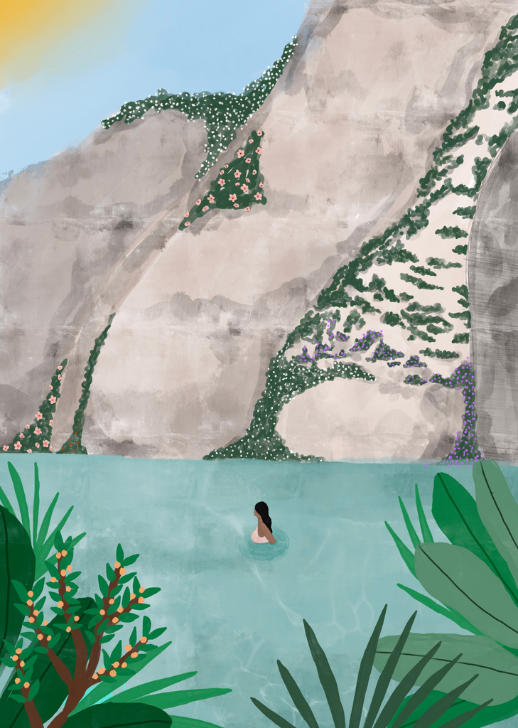 Une personne nage dans un lac bleu entouré de hautes falaises ornées de fleurs vibrantes et de feuillages verts sous un ciel partiellement ensoleillé. Affiche Costa par Mimi & August.