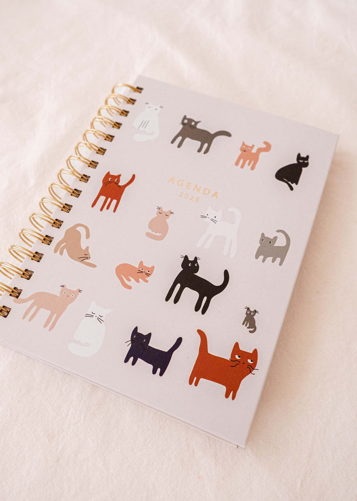 L'Agenda 2025 Les Chatons de Mimi & August présente une couverture robuste décorée d'illustrations de chats, une reliure spirale et des onglets mensuels pratiques pour une organisation sans effort.