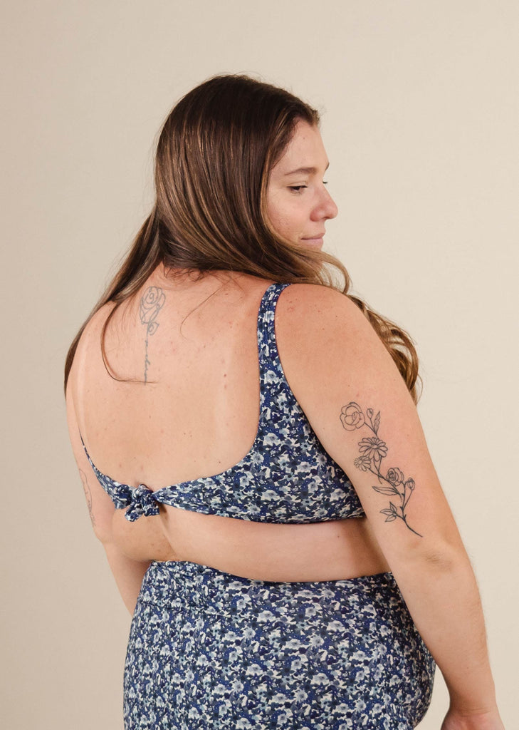 une femme portant le Lima Moonflower Bralette Bikini Top avec un tatouage dans le dos.