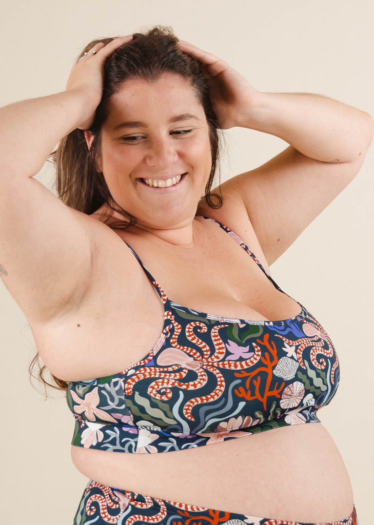 Une belle femme vêtue d'un haut de bikini Mango Oceana Bralette, posant pour une photo.