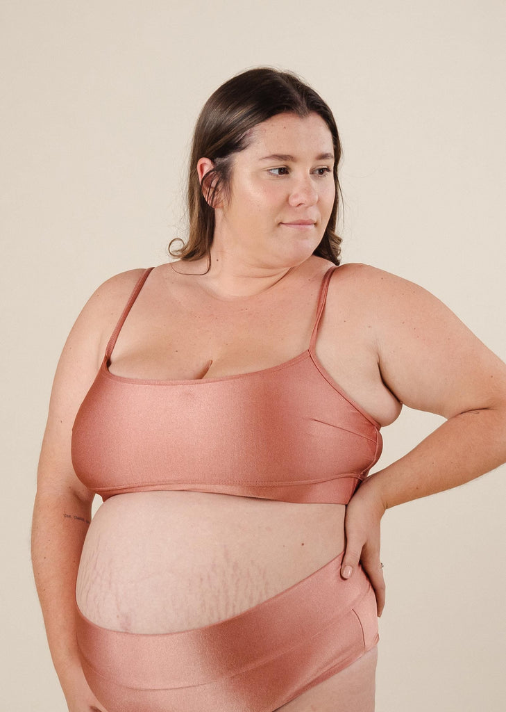 Une femme enceinte dans un haut de bikini Mango Sunset Bralette avec un excellent maintien.