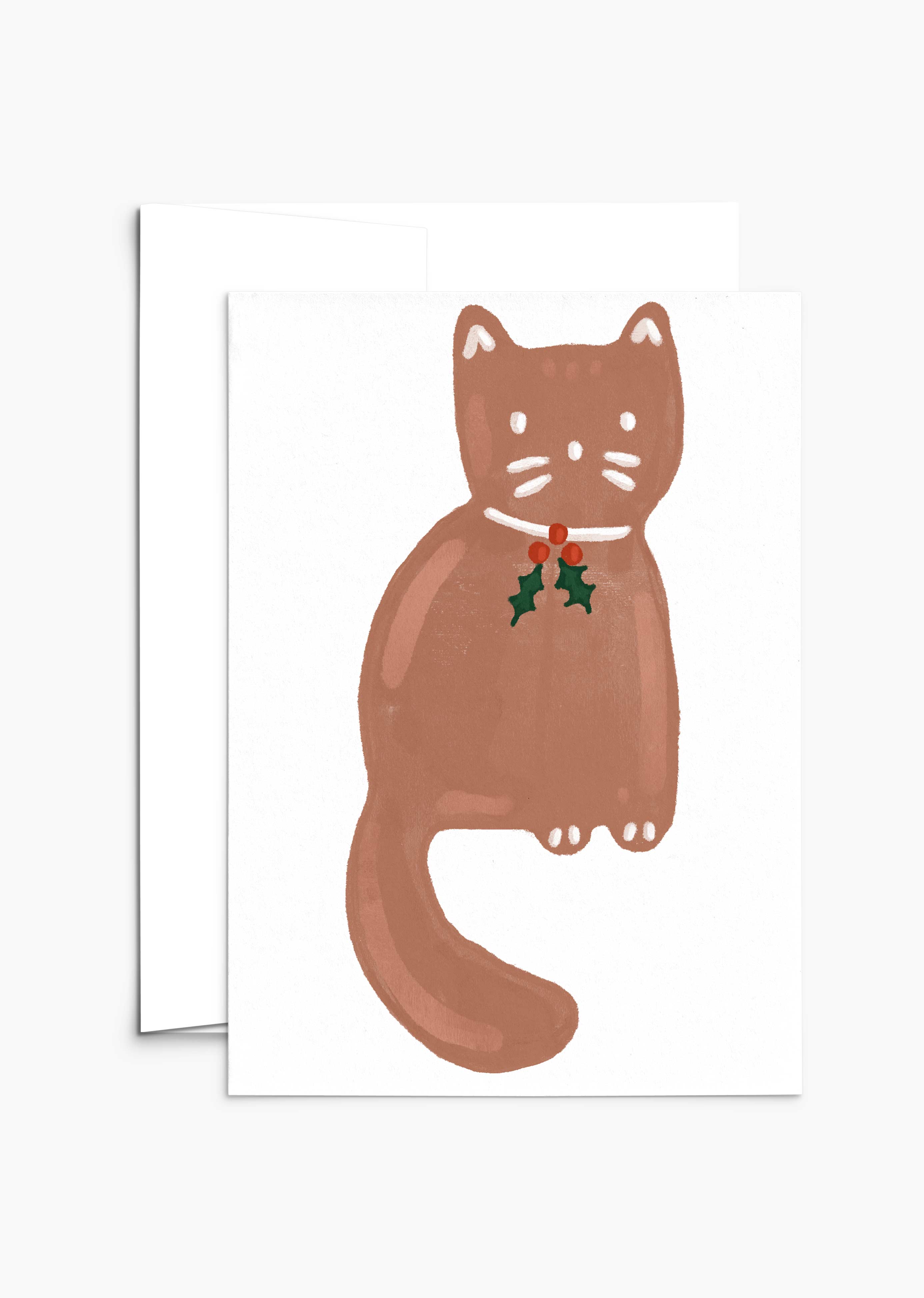 La carte de vœux "Merry Cookie - Carte de vœux de Noël" de Mimi & August présente une illustration d'un chat brun orné de houx autour du cou, magnifiquement conçue sur du papier recyclé.