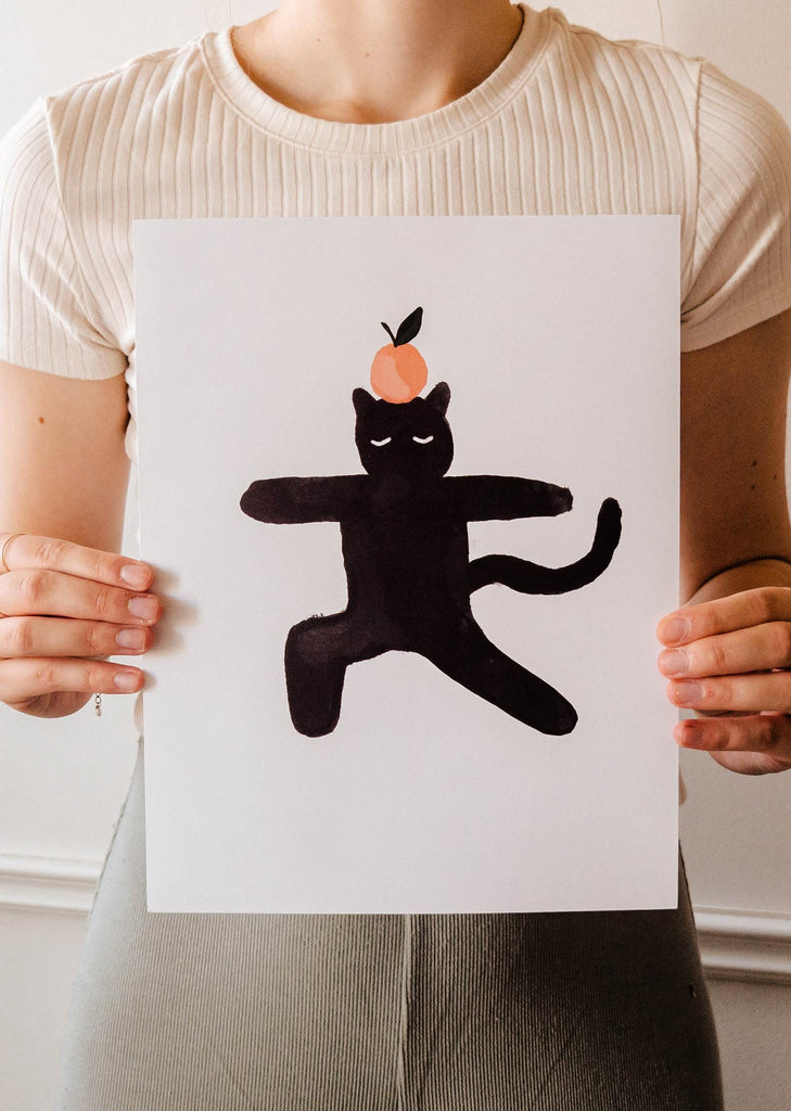 Illustration d'un chat noir avec une orange sur la tête par Mimi & August