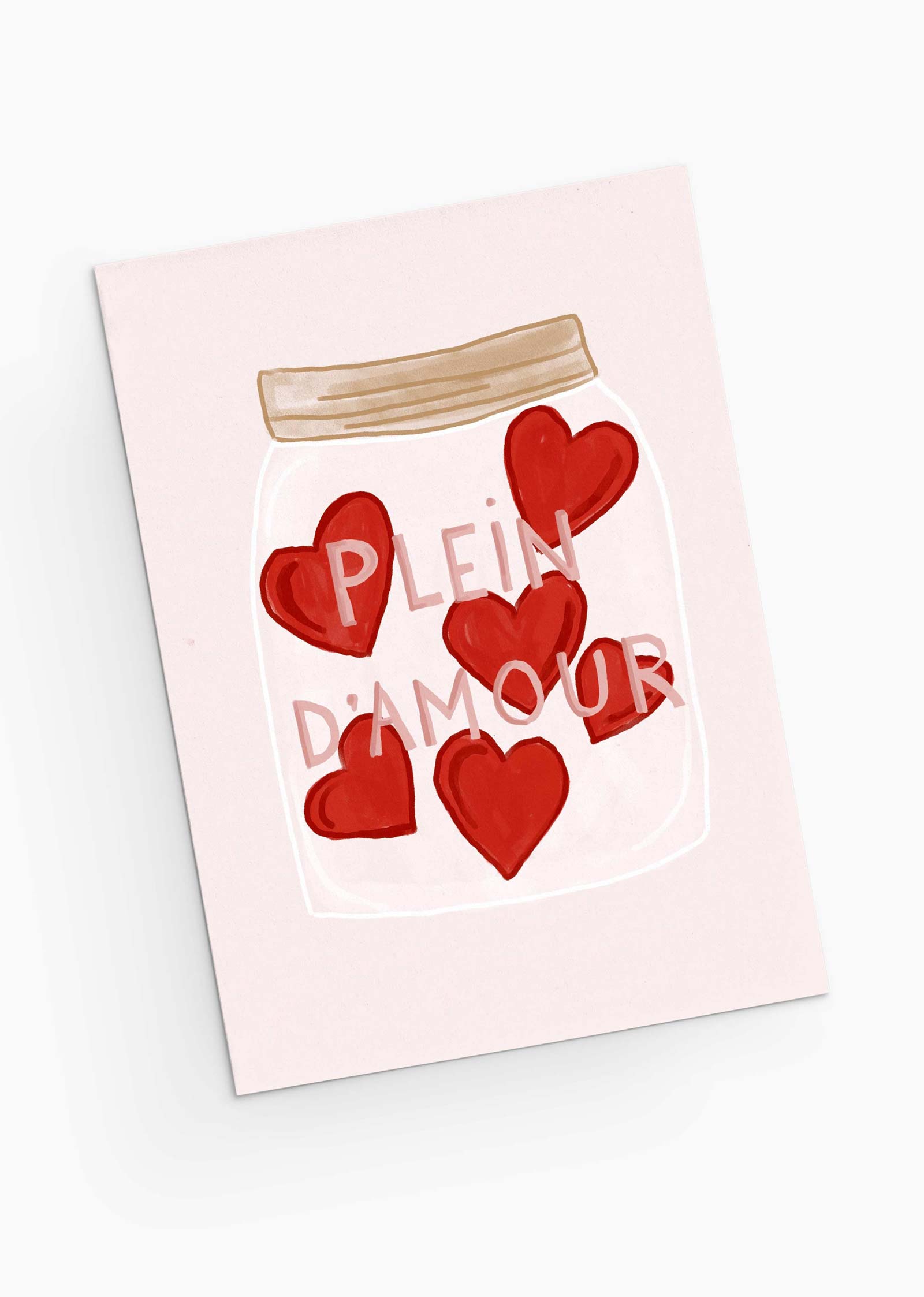 Illustration of a jar with red hearts and "Plein d'amour" text on recycled paper, by Mimi & August, set against a light background.