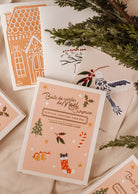 Surprise ! Jolie boîte avec un autocollant sur le dessus contenant 6 belles cartes de vœux de Noël. Par Mimi & August 