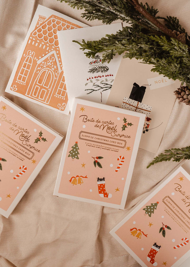 Boîte de cartes mystère de Noël, autocollant mignon avec arbre, gui, cloches et canne de sucre.  6 cartes de vœux à l'intérieur de la boîte. Par Mimi & August
