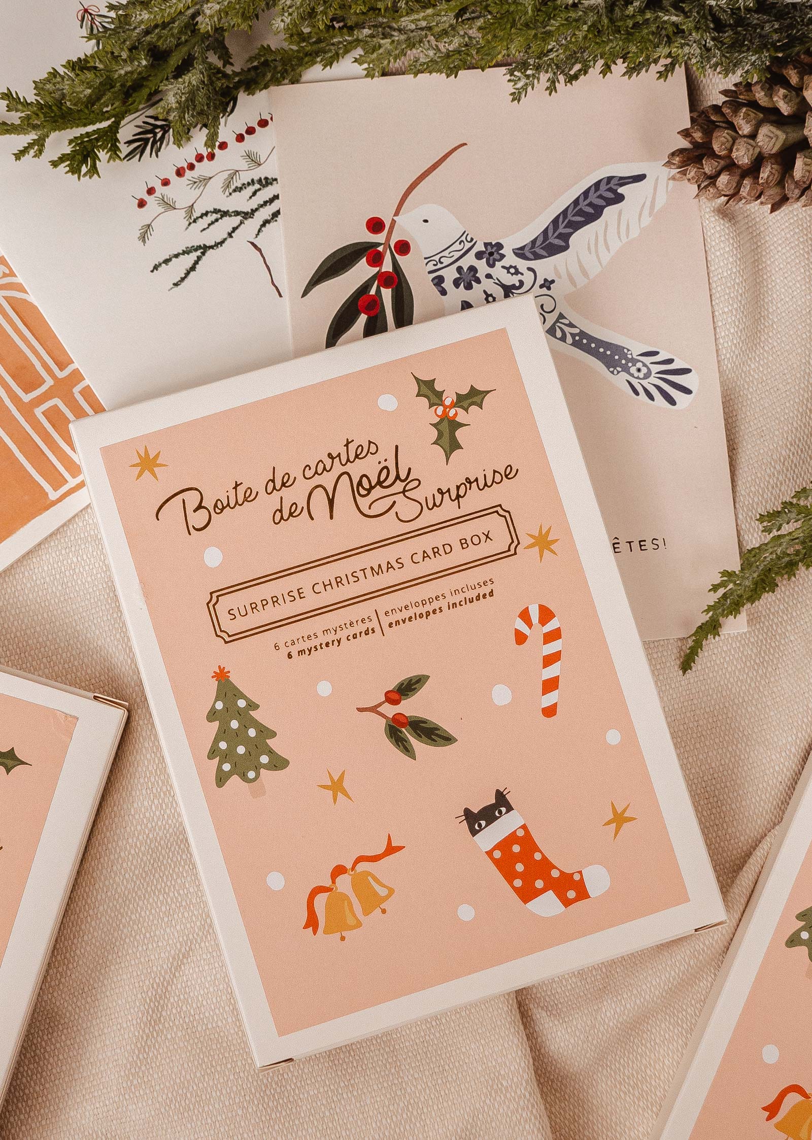 Belle boîte de cartes de Noël surprise avec autocollant rose pâle joyeux. Comprend 6 cartes de vœux, toutes différentes à l'intérieur. Par Mimi & August