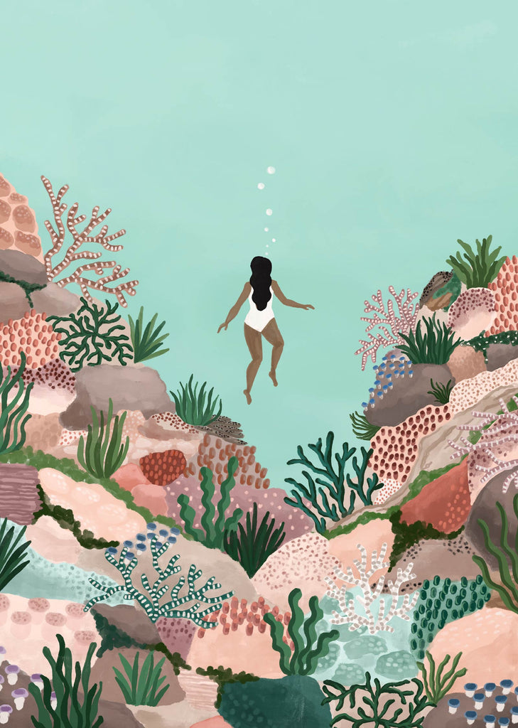 Illustration d'une femme nageant dans la mer Mimi & August.