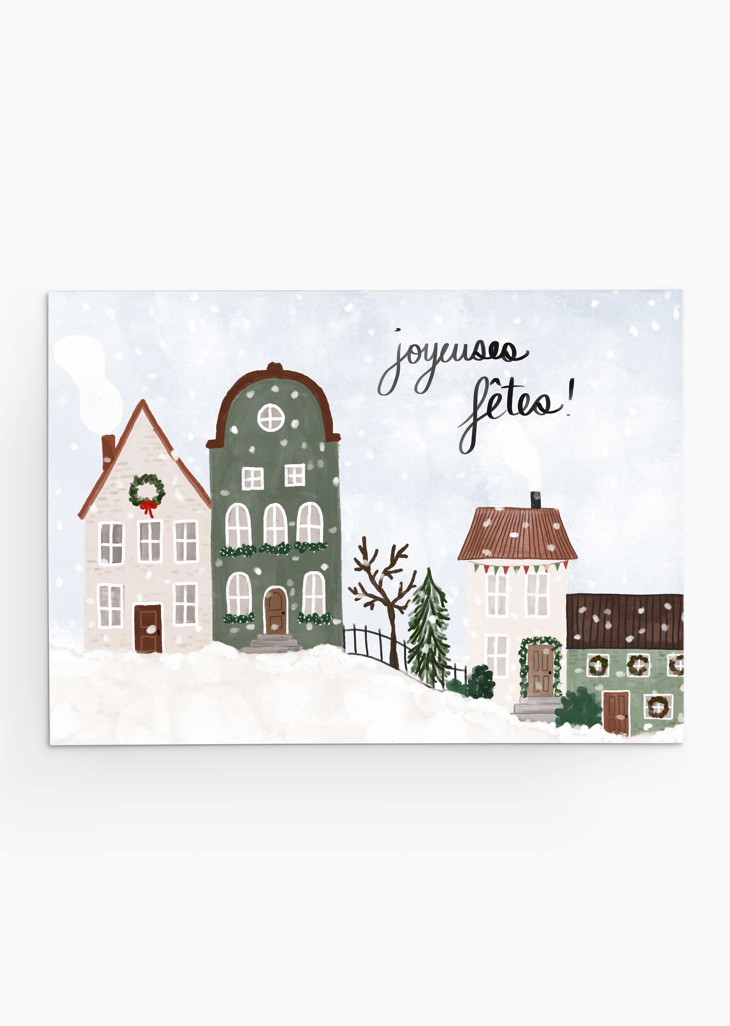 Représentant un village serein recouvert de neige, la carte de vœux "Douceur du Petit Village Enneigé" de Mimi & August est surmontée de la joyeuse phrase "joyeuses fêtes !", qui rappelle de délicieuses scènes de cartes de vœux sur fond de ciel bleu clair et de flocons de neige tombant doucement.