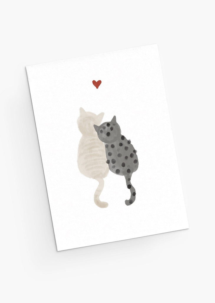 Deux adorables chatons se faisant des câlins avec une petite carte de vœux en forme de cœur- By Mimi & August
