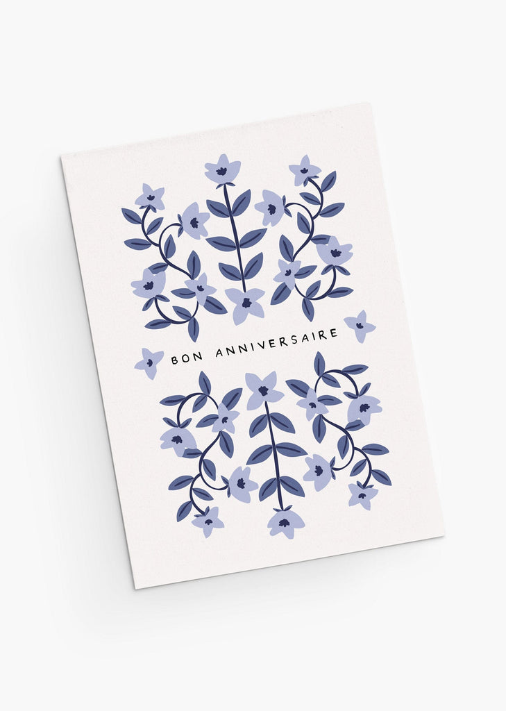 carte de voeux pour un joyeux anniversaire avec de belles fleurs bleues - version française - Par Mimi & August