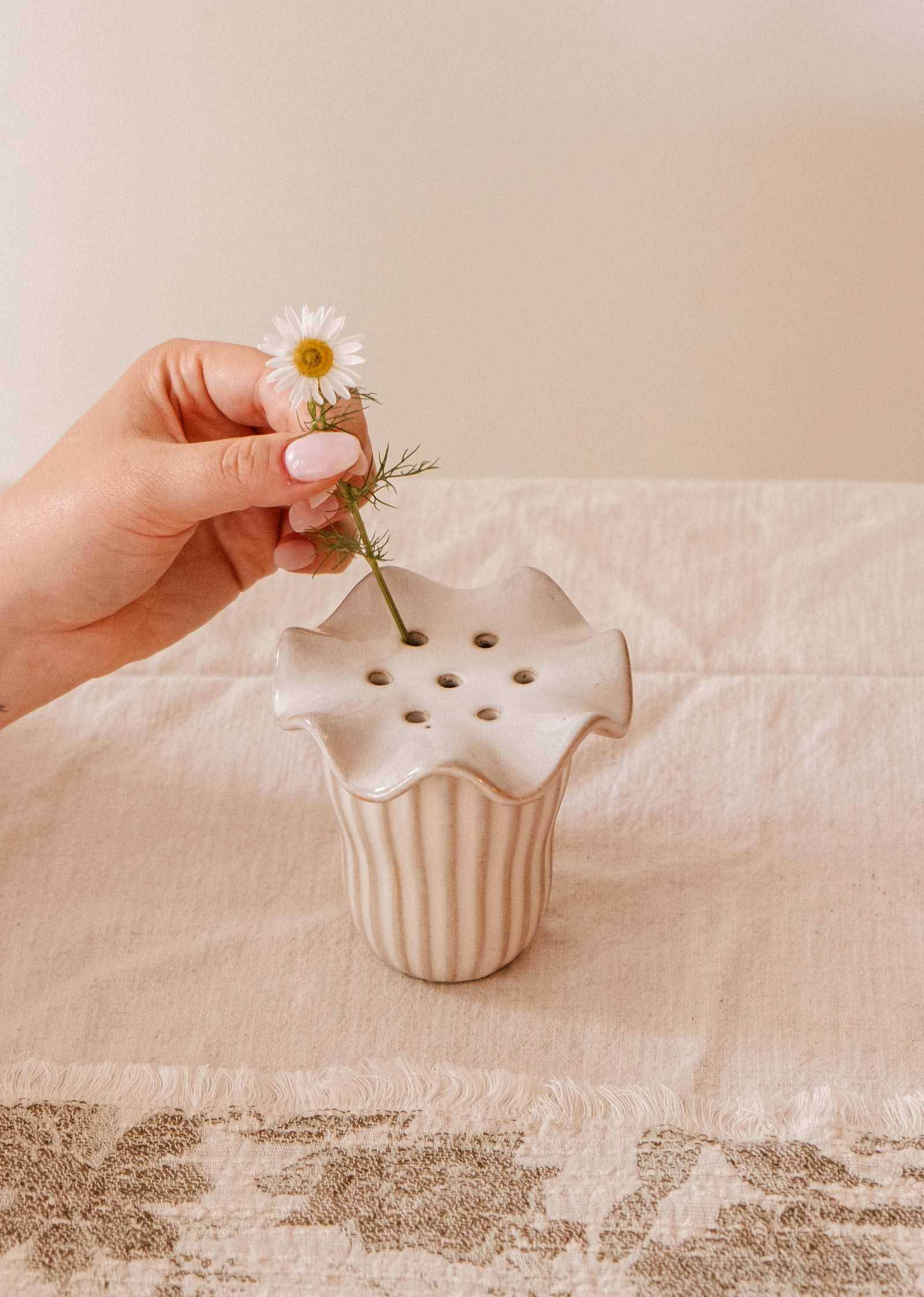 Pique-fleurs en céramique artisanal à bordure festonnée sur bocal en verre avec fleurs sauvages