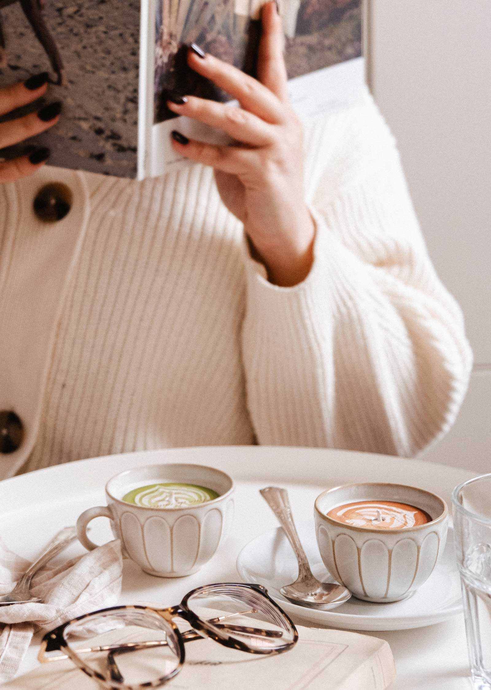 Coffret de bougies café avec deux bougies dans des tasses en céramique cannelée, aux couvercles ornés de latte art.