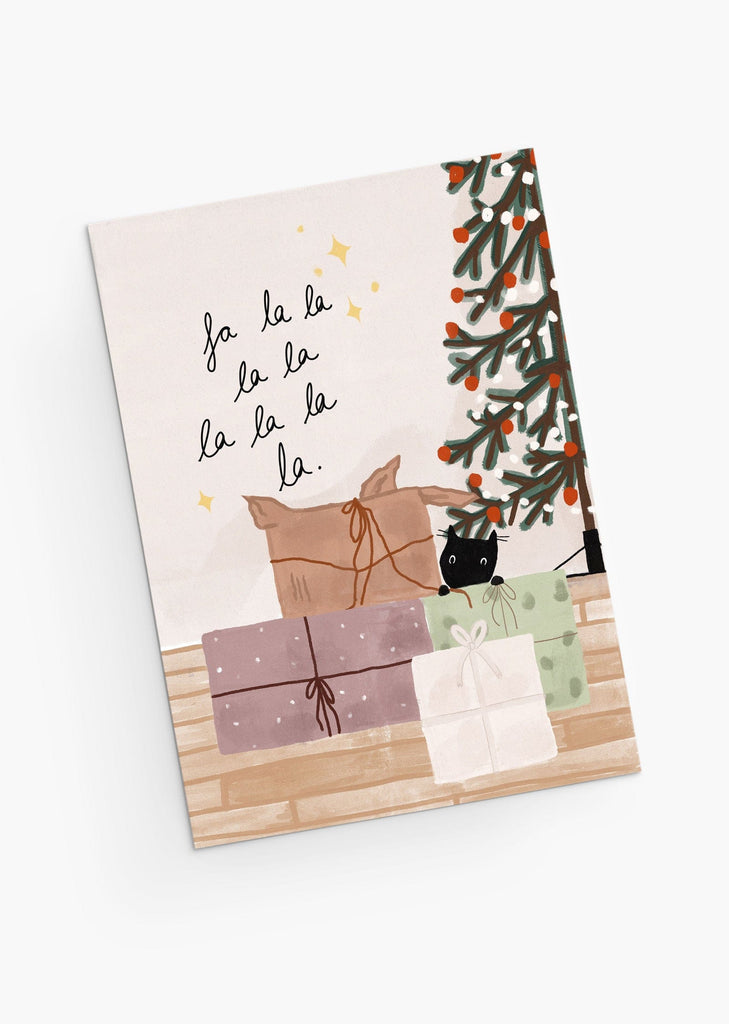 Cartes de vœux de Noël avec un petit chat caché avec des cadeaux sous le sapin. Par Mimi & August