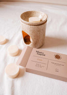 Mimi & August's fig wax melts - Cielo are presented with a ceramic holder, promising a long-lasting aroma. The packaging emphasizes that the product is crafted in Canada from 100% soy wax.