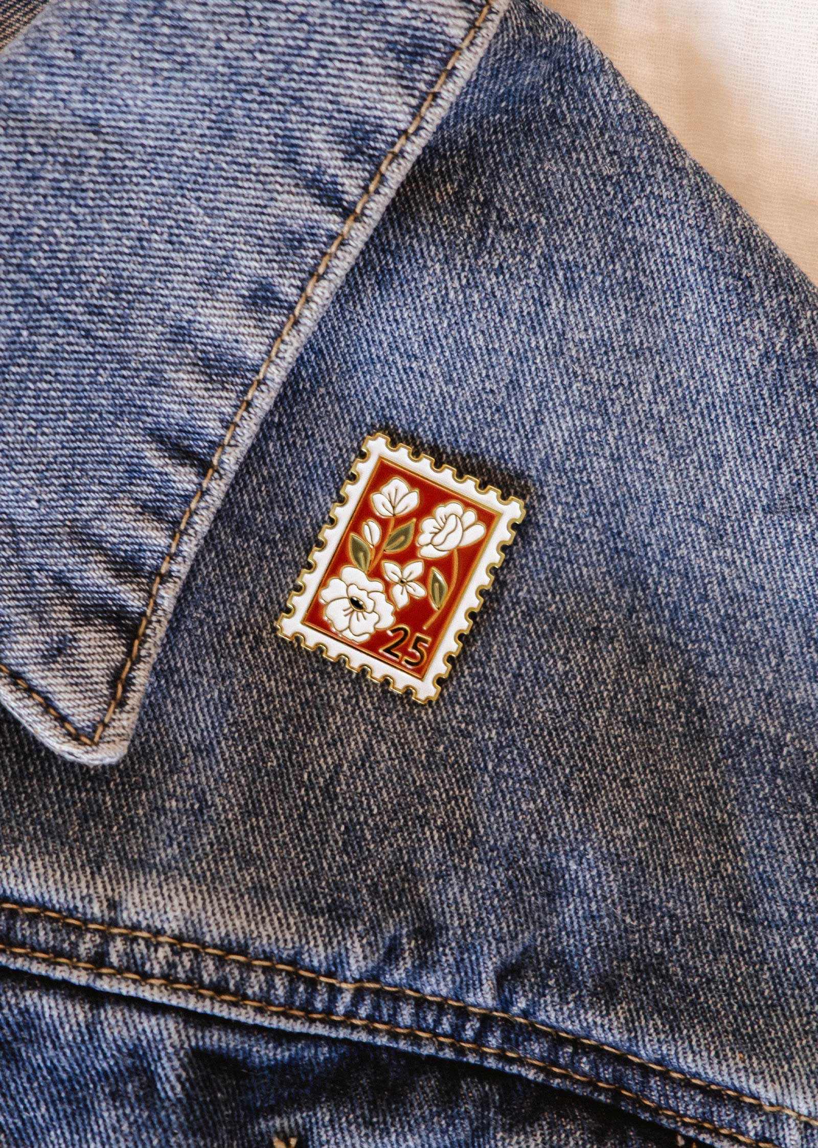 Épinglette Timbre Fleur en laiton doré, au design botanique d’inspiration vintage 