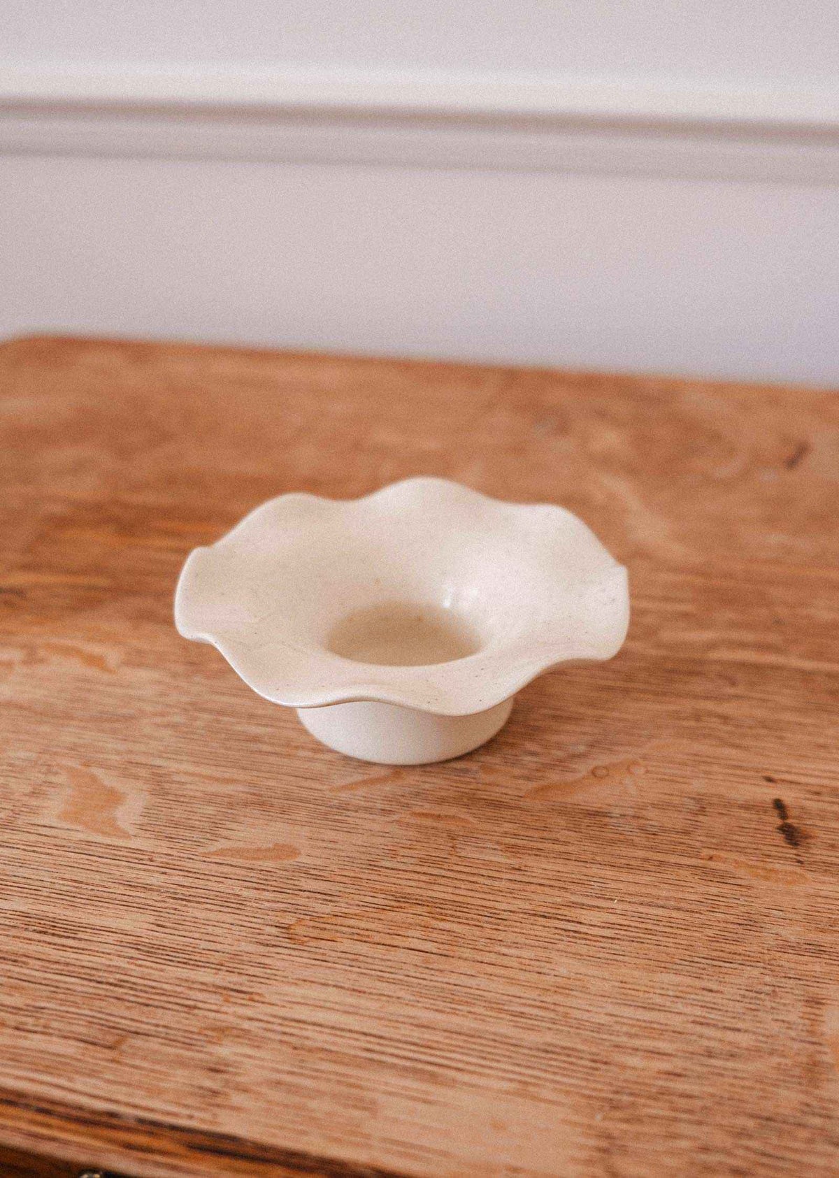 Photophore en céramique crème, fluted tealight holder aux bords cannelés et ondulés, forme artisanale organique.