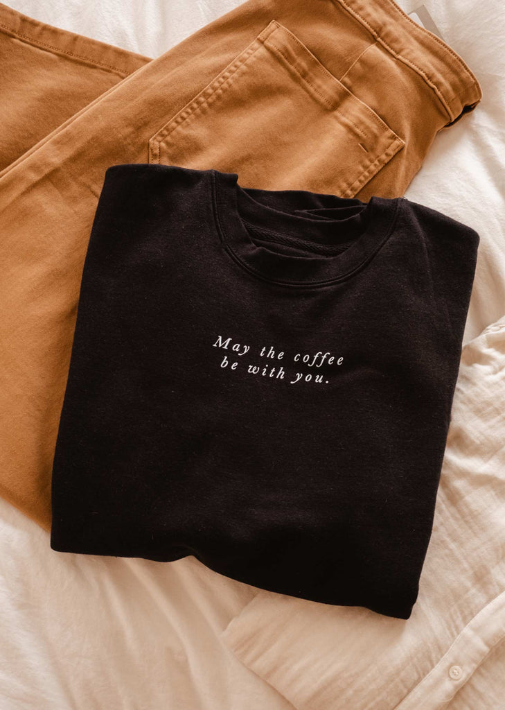 Un confortable sweat-shirt May the coffee be with you de Mimi & August avec les mots "keep the coffee coming".