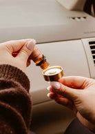 Diffuseur pour voiture Champignon en métal doré, ouvert avec tampon de feutre blanc recevant quelques gouttes d’huile parfumée.