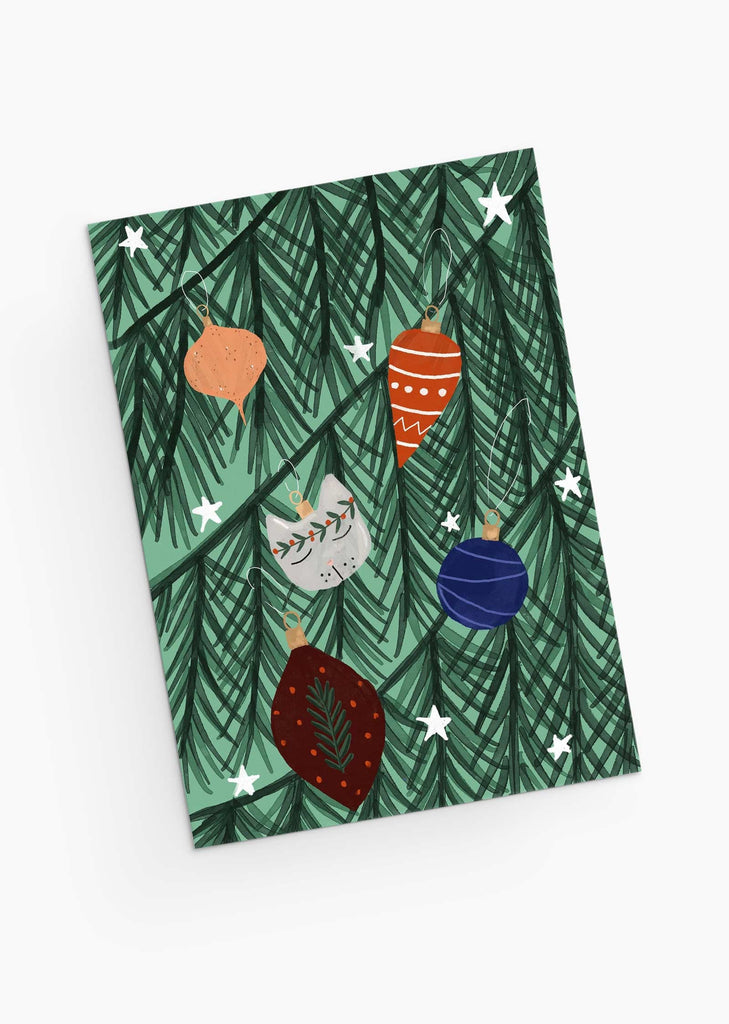 Carte de vœux des fêtes avec de belles décorations colorées dans un arbre de Noël. Par Mimi & August