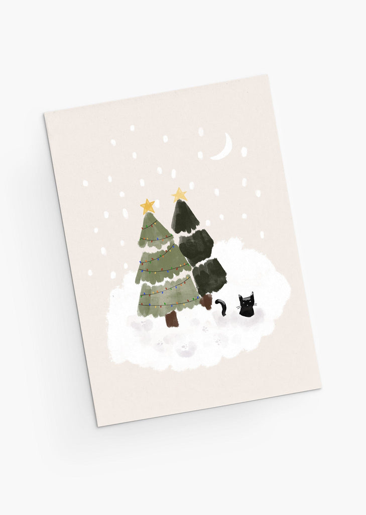 Carte de vœux de vacances avec des arbres de Noël et un chat enneigé sous les arbres. Par Mimi & August
