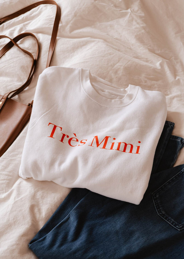 Un sweat-shirt Très Mimi stylé avec le nom de la marque Mimi & August.
