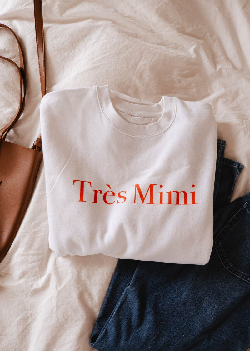 Un sweat-shirt Très Mimi de Mimi & August, parfait pour la fashionista à la recherche d'un chandail confortable et élégant.