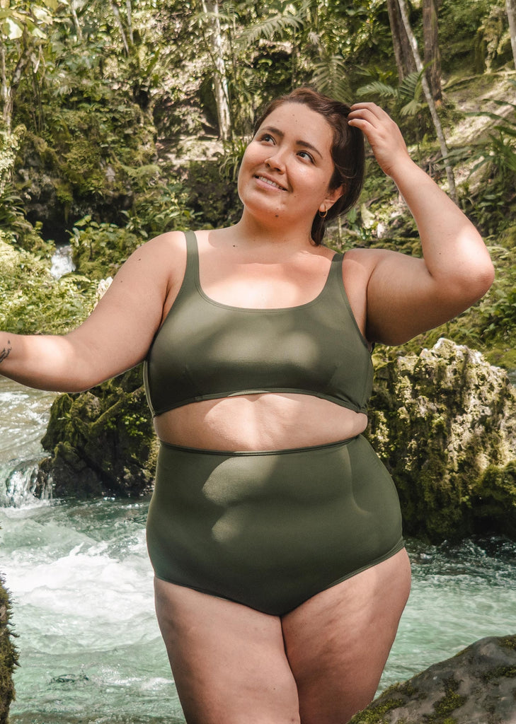 Marjorie portant le bas de bikini bermudes amazonia taille extra haute taille XL - mimi et august