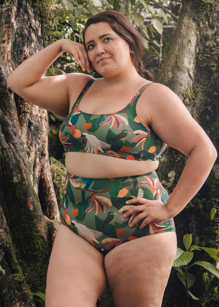 Marjorie portant la culotte de bikini extra haute Bermudes Tropica taille XL mimi et august