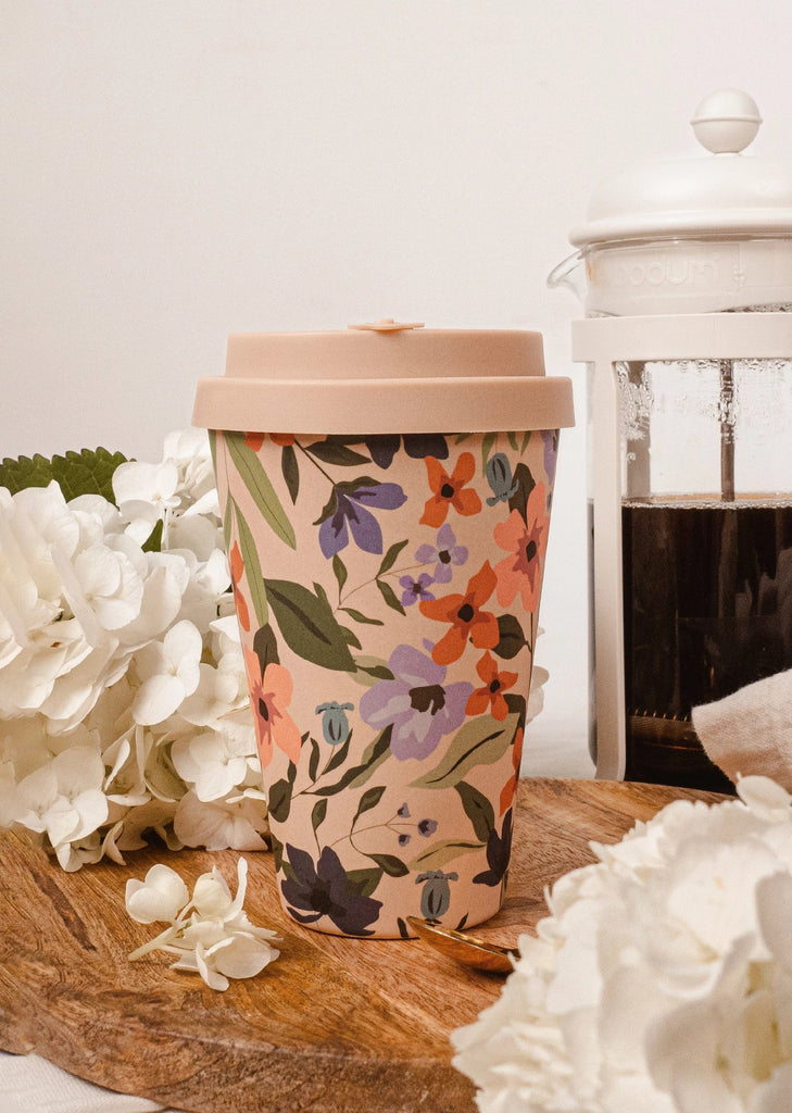 tasse à café beige avec fleurs illustrations de mimi et august