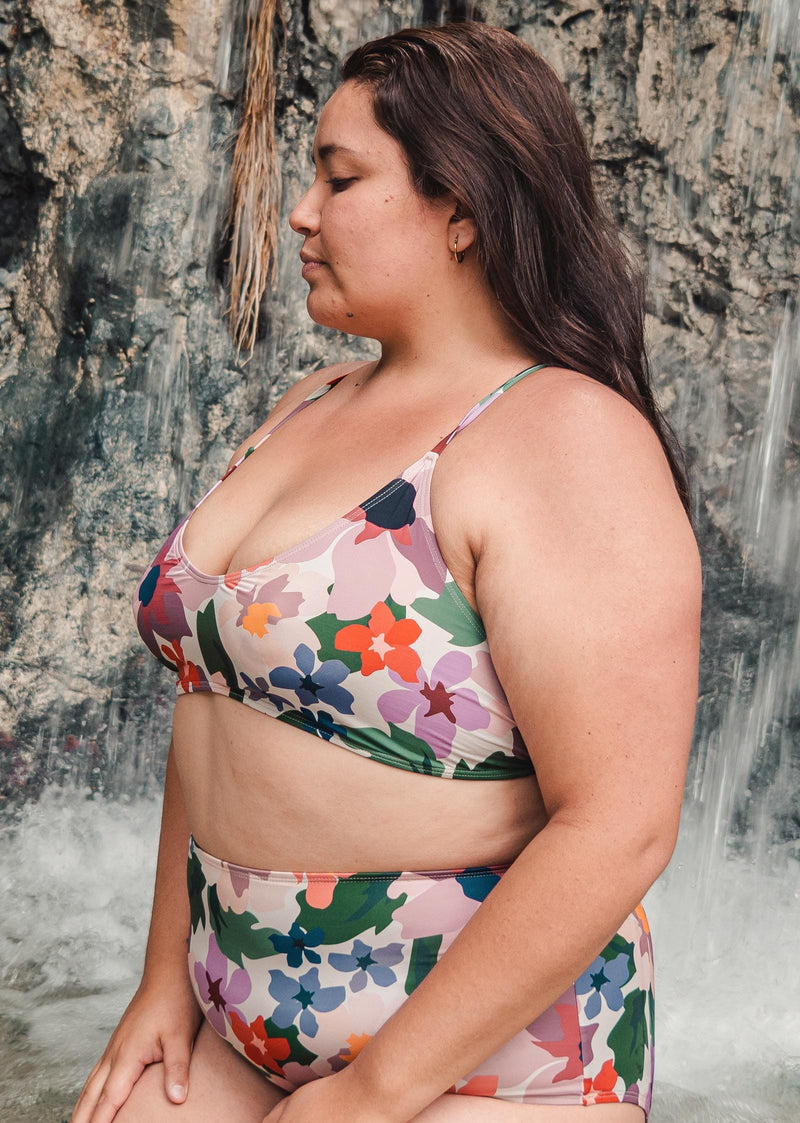 Marjorie portant le haut de maillot de bain Bralette Chichi Botanica taille XL mimi et august