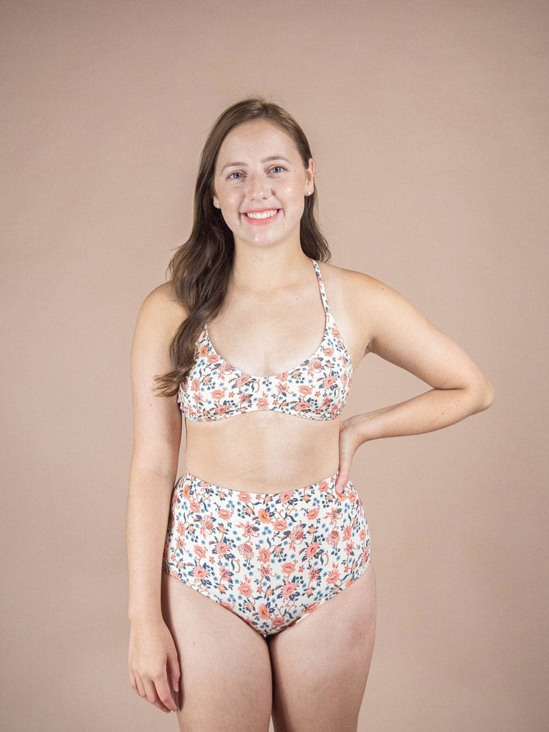 Une jeune femme présentant un haut de bikini Chichi Amour Bralette de sa collection de maillots de bain Mimi & August.
