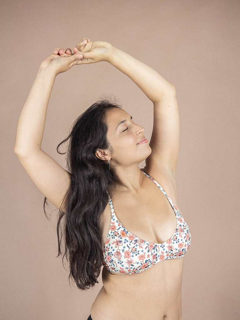 Une femme en maillot de bain posant les bras tendus, mettant en valeur le haut de bikini Chichi Amour Bralette de Mimi & August.
